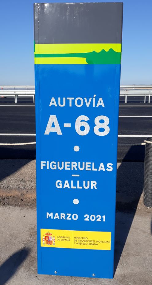 Monolito de la A-68 destapado durante la inauguración