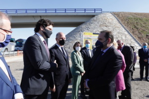 Imágenes del momento de la inauguración del nuevo tramo de la autovía A-68 dónde aparecen las autoridades que asistieron al acto