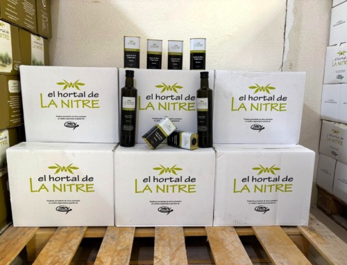 Monteblanco Agricultura dona 200 litros de aceite de oliva virgen extra al Comedor Social El Carmen