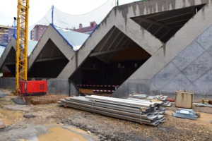 Acabados exteriores y cerramientos técnicos en la fachada lateral del edificio anexo del centro cívico.