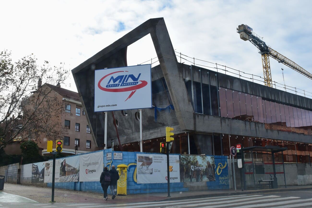 Vista general del Centro Cívico Hispanidad al 80% de su construcción con enfoque en eficiencia energética.