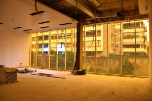 Trabajos de pavimentación y acabados en la sala de usos múltiples de 1.380 metros cuadrados.