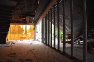 Estado de las obras en los pasillos de conexión del Centro de Convivencia para Mayores.