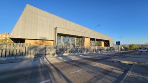 Detalle de los paneles Equitone en la fachada del nuevo polideportivo construido por Grupo MLN.