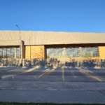 Vista exterior de la fachada de zinc del Centro Deportivo Municipal Las Rosas en Madrid.