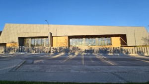 Vista exterior de la fachada de zinc del Centro Deportivo Municipal Las Rosas en Madrid.