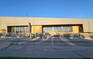 Vista exterior de la fachada de zinc del Centro Deportivo Municipal Las Rosas en Madrid.