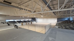 Vista desde las gradas superiores del Centro Deportivo Las Rosas hacia la pista principal.