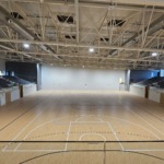 Pista central del Centro Deportivo Las Rosas preparada para baloncesto y fútbol sala.