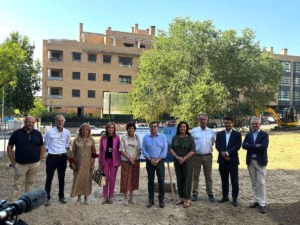 Autoridades del Ayuntamiento de Madrid, la EMVS y Grupo MLN en el acto de colocación de la primera piedra de Carabanchel 35
